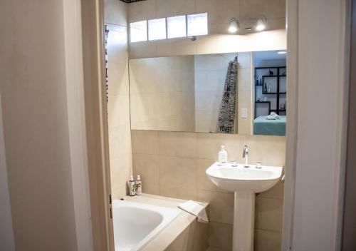 布宜诺斯艾利斯Ayres de Saavedra - Dot Baires Shopping的浴室配有盥洗盆、浴缸和镜子