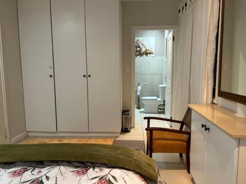 塞吉菲尔德Apartment Downstairs Sedgefield的一间卧室设有一张床和一间浴室。