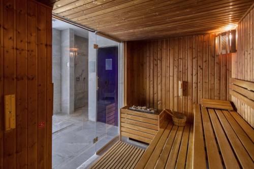 科沃布热格Hotel Saltic Resort & Spa Grzybowo的一个带长凳和淋浴的桑拿浴室