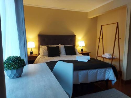 圣克鲁兹Casa Encino的酒店客房设有一张大床和两张桌子。