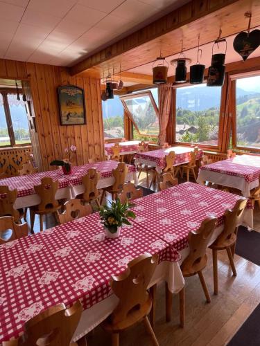 孔布卢莱斯格兰尼特酒店的餐厅配有桌椅和粉红色的桌布