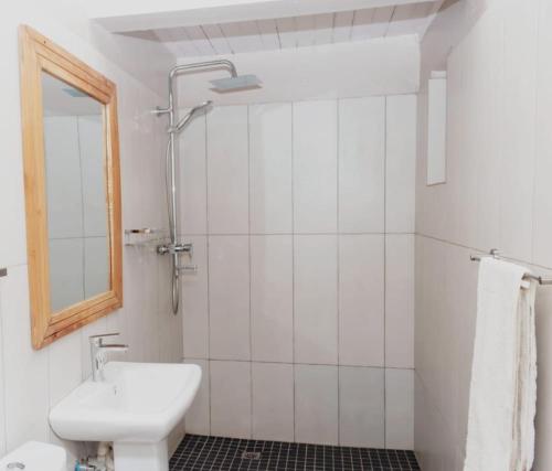 ZombaPaphiri House的一间带水槽、卫生间和镜子的浴室