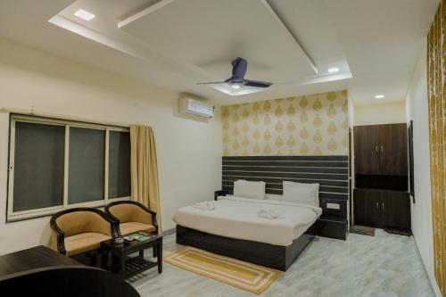 SohāgpurCheetal Resort-Best Jungle Resort的一间卧室配有一张床和两把椅子