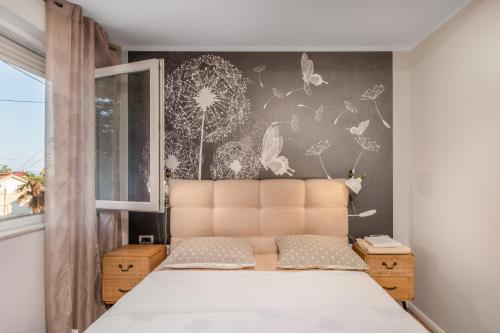 里耶卡Adastra apartments with a privat parking的一间卧室配有床和蝴蝶墙