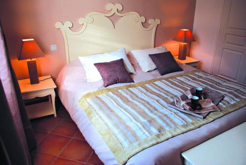 圣马克西姆Lagrange Vacances Carré Beauchêne的一间卧室,配有一张带一盘食物的床