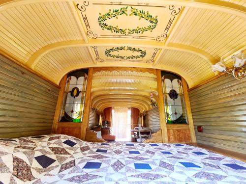 卡雅克La Roulotte du Coustal, Cajarc, Lot的一间卧室设有一张带天花板的大床
