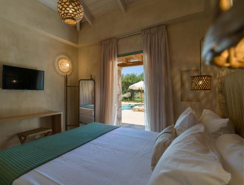 瓦西里科斯Terra Oleana Cottages的一间卧室配有一张床,享有游泳池的景色