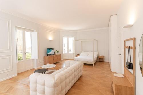 孔韦尔萨诺Suite n.4的白色的客厅配有沙发和1张床