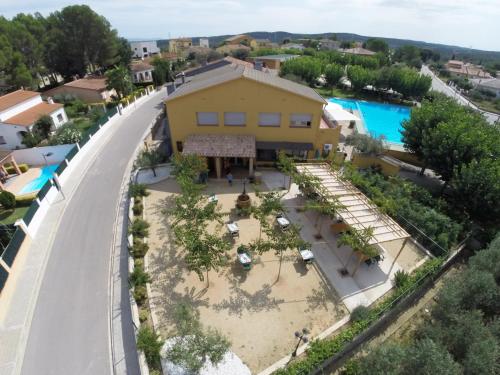 Báscara莱斯罗克斯酒店的享有带游泳池的度假村的空中景致