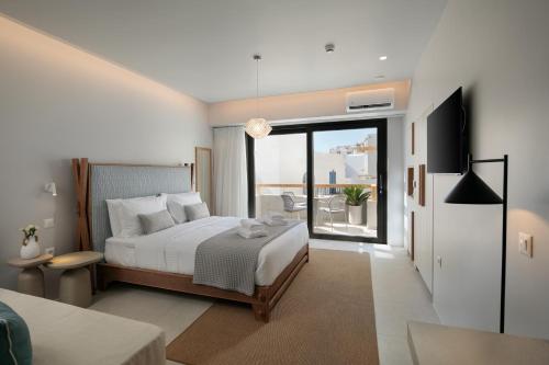 纳克索乔拉Anapollo Boutique Hotel Adults Only的一间卧室设有一张床和一个阳台