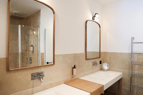 阿卡雄Résidence Les Suites Pereire的一间带水槽和镜子的浴室