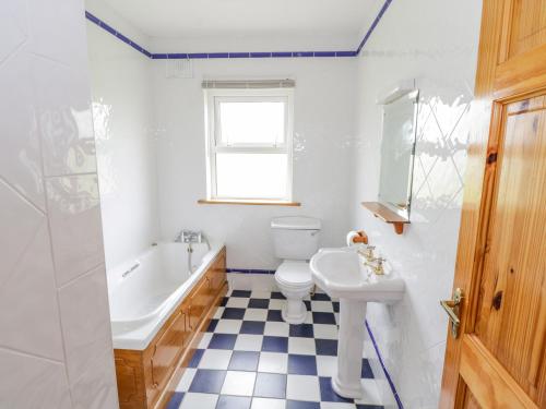 基尔13 Trawmore Cottages的浴室配有盥洗盆、卫生间和浴缸。