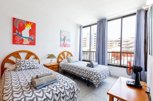 美洲海滩Apartment Veracruz Sunrises, Las Americas的一间卧室设有两张床和窗户。