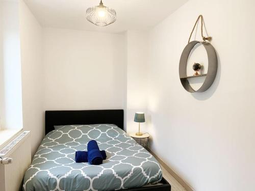 沙泰勒罗Le Grand Cognet by iZiLi *Charme&Spacieux*Centre*的一间卧室配有一张带蓝色枕头的床。