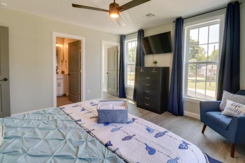 GroveSpacious Grove Home Rental Yard Games, Fire Pit!的一间卧室配有一张大床和一张蓝色椅子