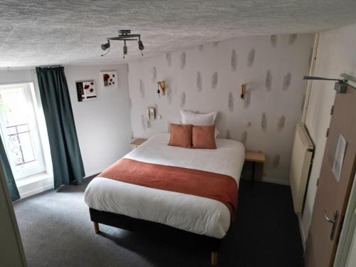 洛特河畔的维伦纽夫Hôtel les Platanes的一间卧室设有一张床和一个窗口