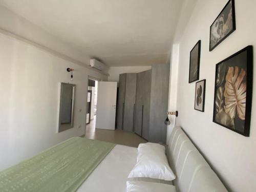 夸尔图-圣埃莱娜Civico 107的白色卧室配有床和沙发