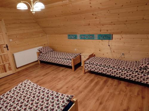 尤格Domek Góralski w Jurgowie的小木屋内带两张床的房间