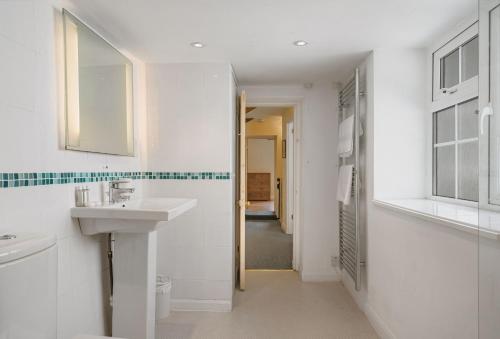 波特里斯The Boy's Cottage的白色的浴室设有水槽和镜子