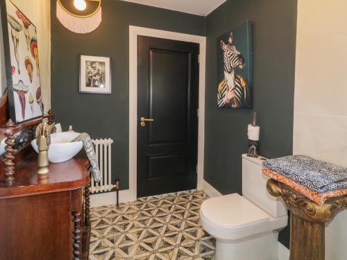 KilreanThe Ring Fort Lodge的浴室配有白色卫生间和盥洗盆。