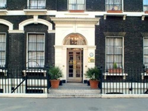 伦敦加思酒店的黑白的建筑,有门