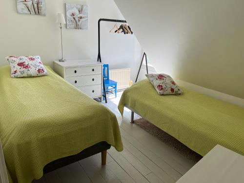斯塔德Villa Brigitta, havsnära boende mittemot Klostret i Ystad centrum的一间带两张床和梳妆台的卧室