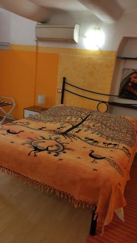莱里奇Affittacamere "In Piazzetta da Vasco"的一张床上的床上,上面有毯子