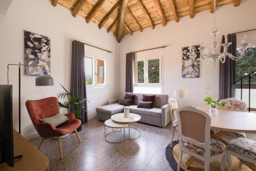 塔拉桑纳阿拉贡Torre Chiguita的客厅配有沙发和桌子