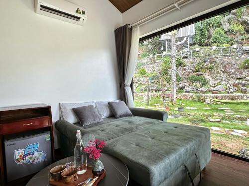 木州县Gobies Garden的带沙发和大窗户的客厅