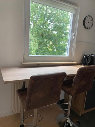赫尔博恩Ferienwohnung Herborn的窗前带两把椅子的桌子