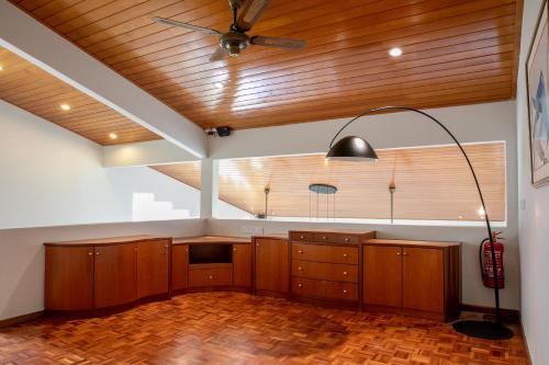 关丹Kontor Mansion - 3 mins to Teluk Chempedak Beach & Private Pool的客房设有木制天花板和吊扇。