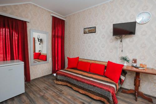 第比利斯Boutique Old City Hotel的一间卧室配有红色枕头的床