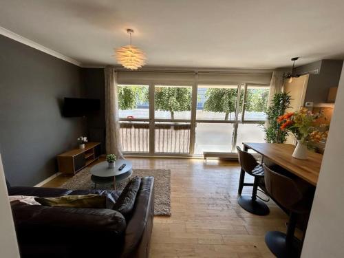 伦敦Homely apartment & Thames view的客厅配有沙发和桌子