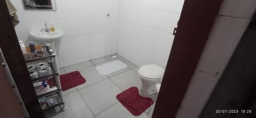 拉夫拉斯Bonserá do Madeira的一间带卫生间和水槽的小浴室