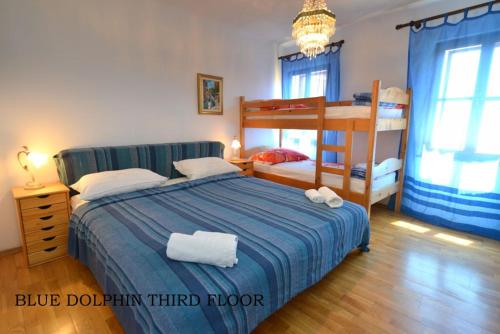 皮兰Vila Nada Piran的一间卧室配有蓝色的床和一张双层床。
