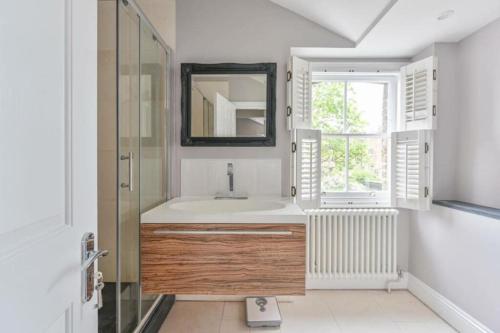 伦敦FAIRYTALE BELGRAVIA HOUSE - 2 beds 2 baths 4 people的一间带水槽和镜子的浴室
