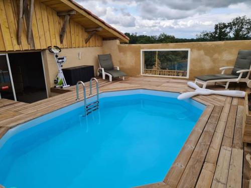 PimboMaison de Ferme的一个带木制甲板和游泳池的游泳池