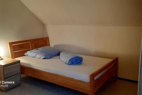 LendorfApartment mit Terrasse und Bergblick的一间卧室配有一张带两个枕头的床