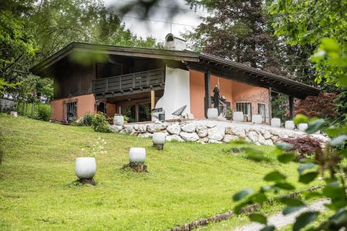 巴德伊舍Alpin-Chalet in Alleinlage in Bad Ischl - Wald, Natur, Kamin & Sauna的院子里有石墙的房子