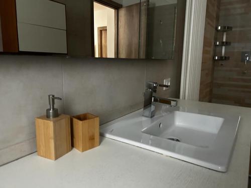 多尔切阿夸Il rifugio dei Doria的浴室设有白色水槽和镜子