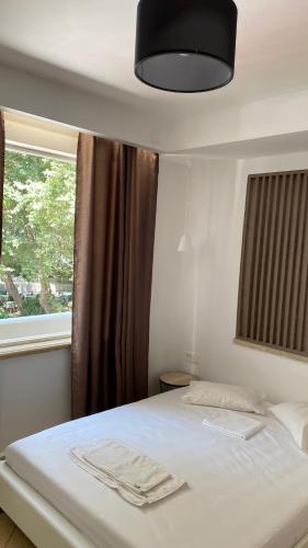 VrysesEmerald Suites的卧室配有白色的床和窗户