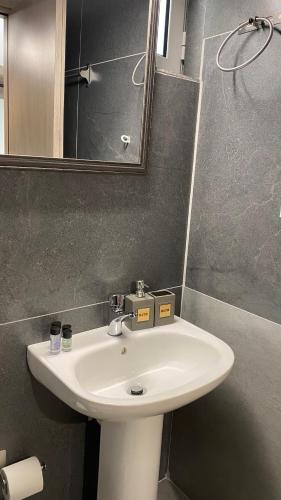 VrysesEmerald Suites的浴室设有白色水槽和镜子