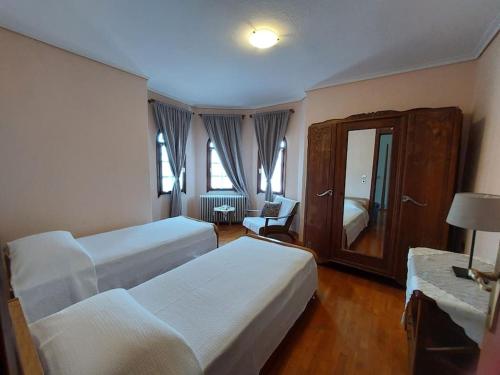 卡泰里尼Olympos Philoxenia, μεταξύ βουνού και θάλασσας的酒店客房,配有两张床和椅子