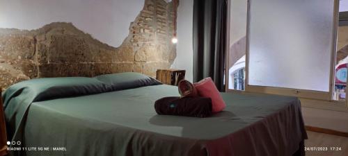 莱里达La Impronta Relax的床上有红色枕头