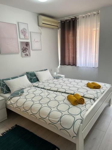里耶卡Rijeka UrbanSPA的一间卧室配有一张带两张黄色毛巾的床