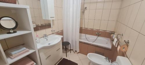 代尔尼采Apartman Neli的浴室配有盥洗盆、卫生间和浴缸。