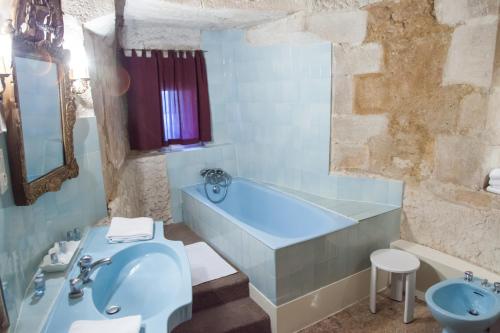 沙尼Château de Bellecroix的带浴缸、卫生间和盥洗盆的浴室