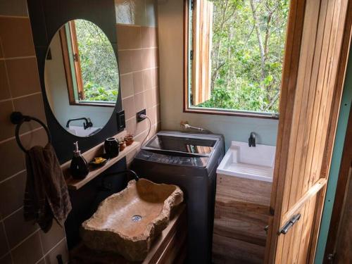 巴里查拉La Casita del Bosque, Minicasa totalmente equipada, con tina y agua caliente的一间带水槽和镜子的浴室