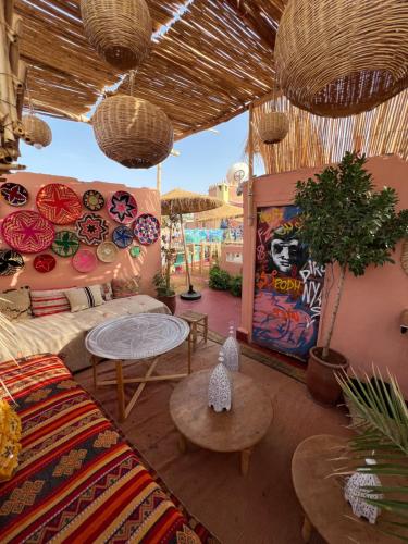 马拉喀什Riad Fz Marrakech的客厅配有沙发和桌子