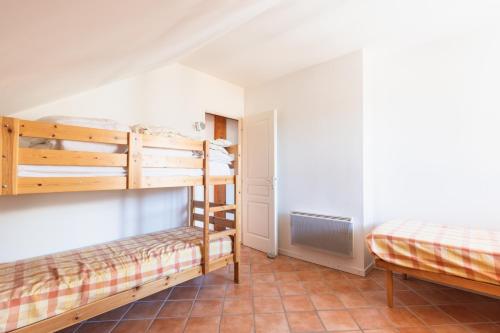 拉萨尔莱阿尔佩Chalet Clos Gauthier的客房设有两张双层床和一张床。
